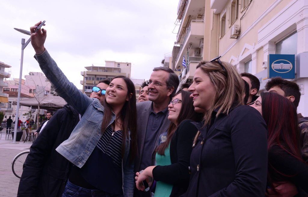 Βγάζοντας selfies με τον Αντώνη Σαμαρά (Video) - Media