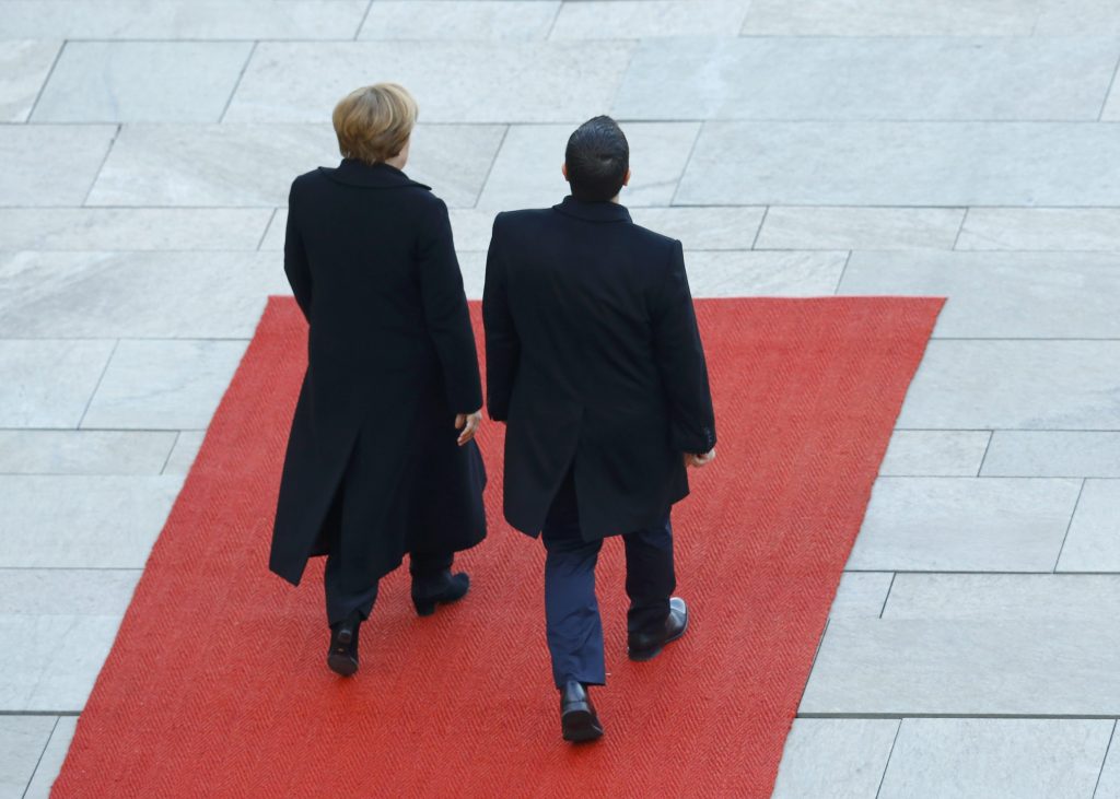 Η συνάντηση Τσίπρα – Μέρκελ σε φωτογραφίες και βίντεο: Τα κόκκινα χαλιά, τα αγήματα, οι χειραψίες και τα χαμόγελα - Media