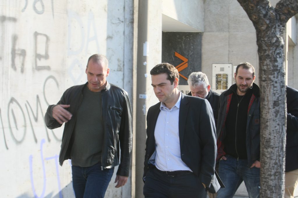 Ο περίπατος και ο καφές του πρωθυπουργού με Βαρουφάκη και Τσακαλώτο (photo/video) - Media