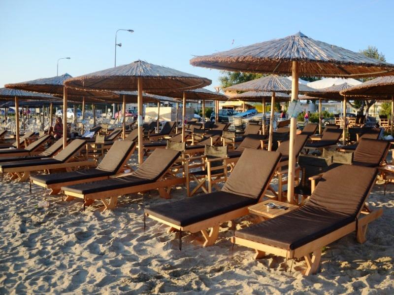 «Μπλόκο» του ΣτΕ σε ξαπλώστρες και ομπρέλες στις παραλίες - Media