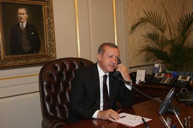 Εντυπωσιασμένος ο Ερντογάν με τον Παυλόπουλο που κατέθεσε στεφάνι υπό βροχή χωρίς ομπρέλα - Media