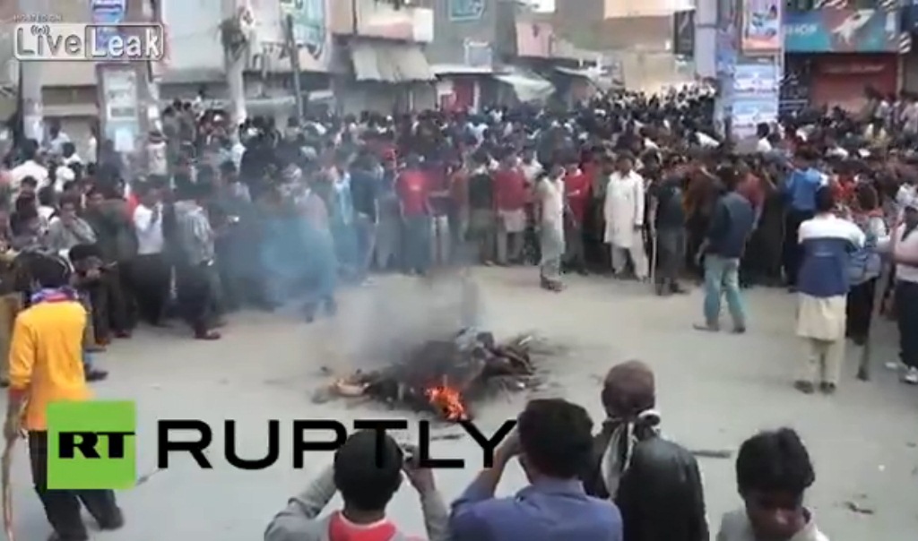 Πακιστάν: Εξαγριωμένος όχλος λιντσάρει και καίει ζωντανό βομβιστή (ΠΟΛΥ ΣΚΛΗΡΟ VIDEO) - Media