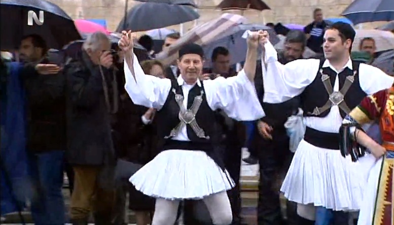Δείτε Live το γλέντι στο Συνταγμα μετά την παρέλαση - Media