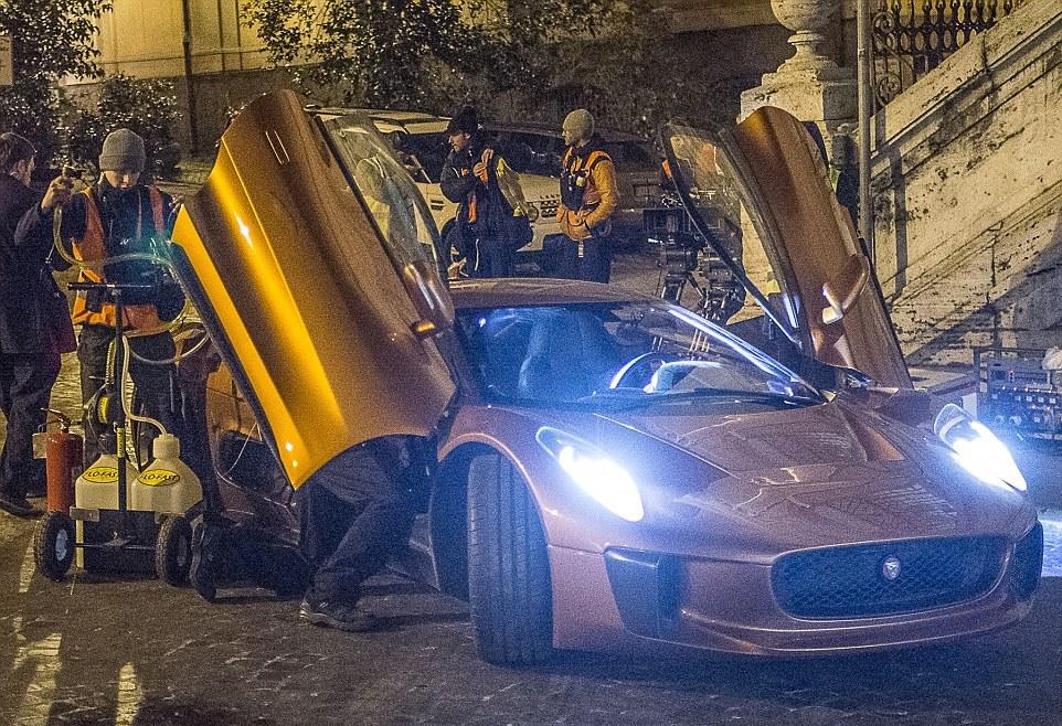 Τα πολυτελή αμάξια του Τζέιμς Μποντ που έκλεισαν τους δρόμους της Ρώμης (Photos)  - Media
