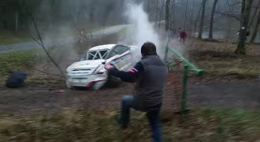 Κι όμως δεν έπαθαν τίποτα! Σοκαριστικό ατύχημα σε αγώνα ράλι (Video) - Media