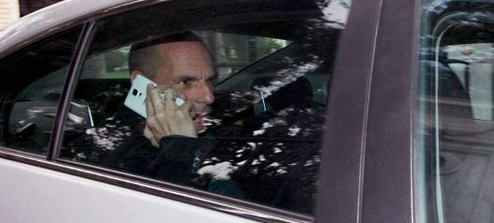 Ο Βαρουφάκης άφησε τη μηχανή και πήγε με αυτοκίνητο στον Πρόεδρο της Δημοκρατίας (Photos) - Media