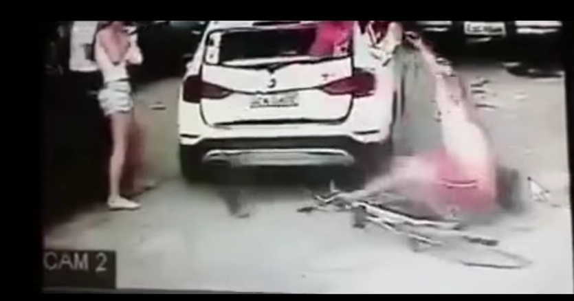 BMW χτυπάει πατέρα και τον 8χρονο γιο του και στη συνέχεια ο οδηγός βγαίνει και τον μαχαιρώνει (Video) - Media