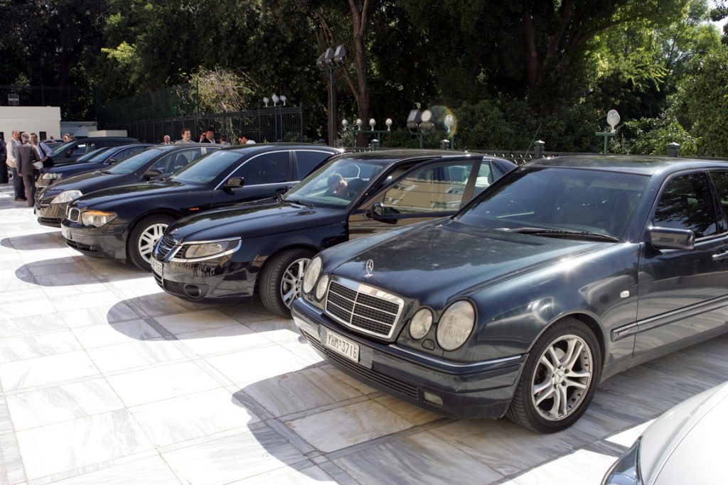 Σιγά μην άφηναν τα αυτοκίνητα οι Έλληνες βουλευτές!  - Media