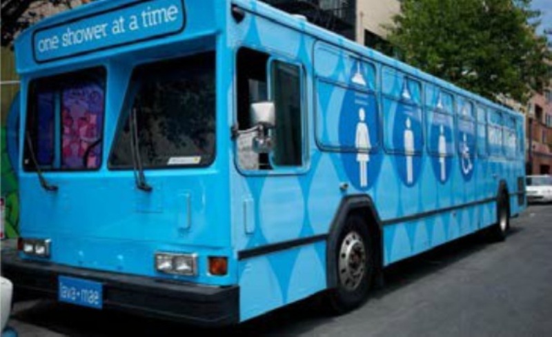 Αστικά λεωφορεία μετατρέπονται σε ντουζιέρες για αστέγους! (Video) - Media