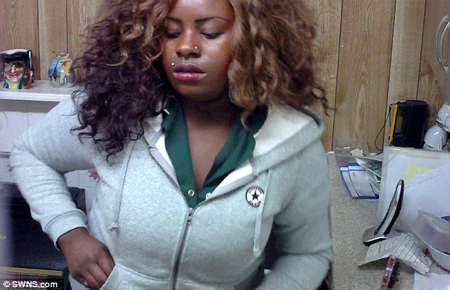 Βρετανία: Νοσοκόμα «πιάστηκε στα πράσα» να κλέβει ηλικιωμένη (Video)  - Media