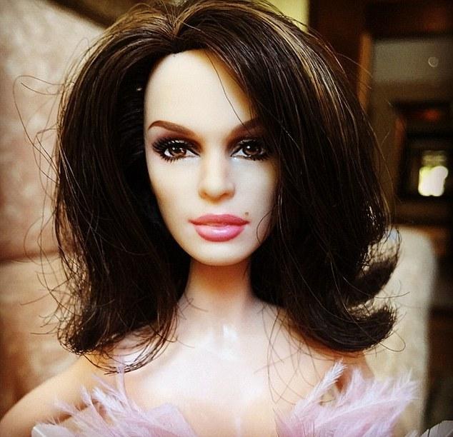 Η Σίντι Κρόφορντ έγινε «Barbie» (Photos)  - Media