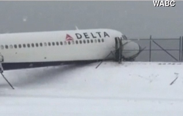 Νέα Υόρκη: Αεροπλάνο προσέκρουσε στην περίφραξη του αεροδρομίου LaGuardia - Media