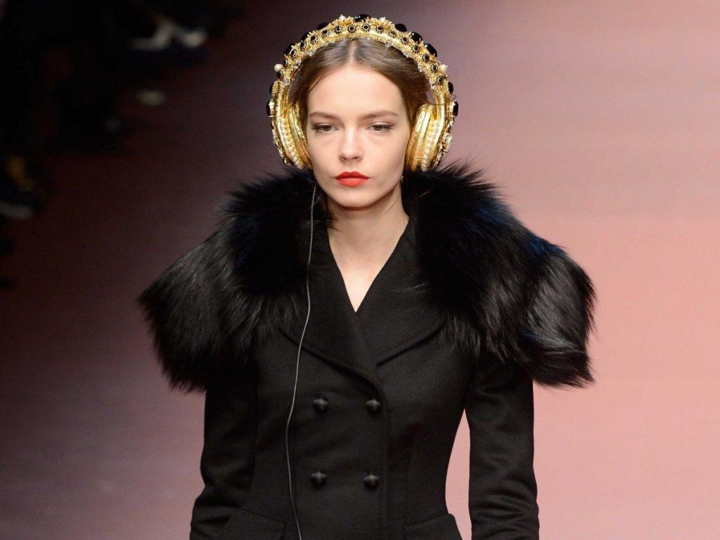 Οι Dolce & Gabbana λάνσαραν ακουστικά που μοιάζουν με στέμματα (Photos)  - Media
