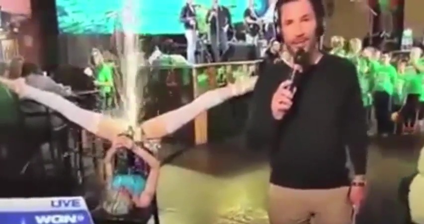 Ντομινατρίξ βγάζει σπίθες ανάμεσα στα πόδια της, μπροστά σε παιδιά (Video) - Media