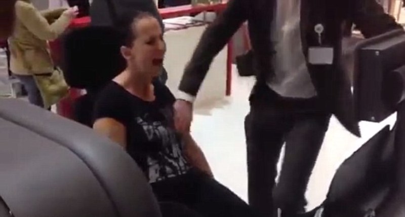 Η φρικτή στιγμή που το μηχάνημα του γυμναστηρίου της σπάει και τα δυο της πόδια (Video) - Media