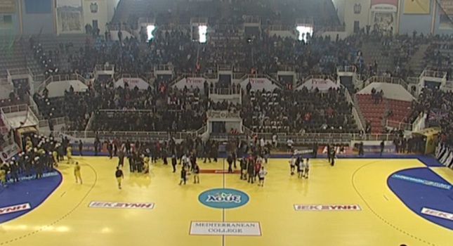 Ξύλο στον τελικό χάντμπολ ανάμεσα σε παίκτες Ολυμπιακού και ΑΕΚ (Video) - Media
