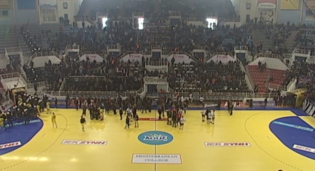 Ξύλο στον τελικό χάντμπολ ανάμεσα σε παίκτες Ολυμπιακού και ΑΕΚ (Video) - Media