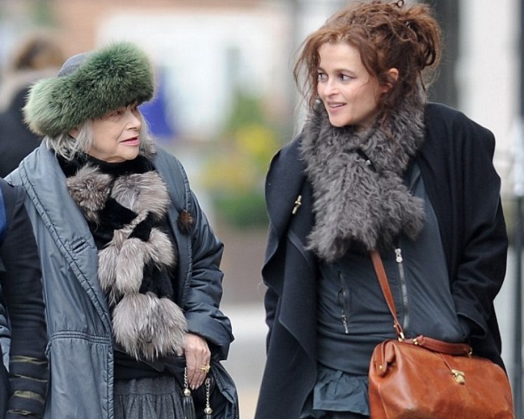 Η Έλενα Μπόναμ Κάρτερ ντύνεται σαν τη μαμά της (Photos) - Media