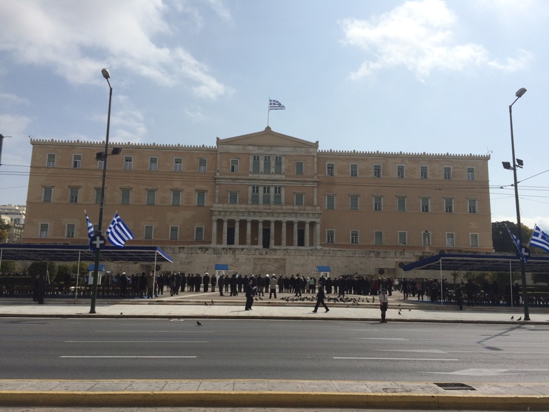 Χωρίς εξέδρα και κάγκελα η μαθητική παρέλαση στο Σύνταγμα  - Media