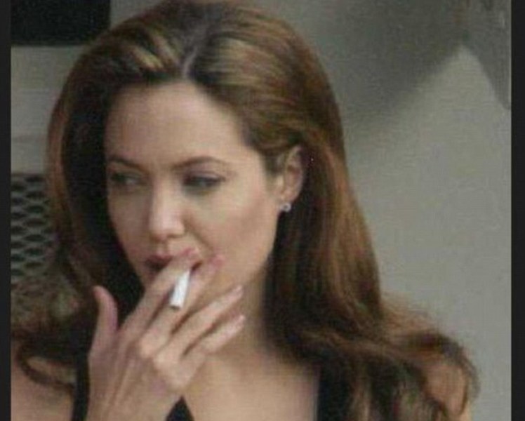 Επίθεση από αρθογράφο στην Τζολί ότι είναι ψώνιο, υποκρίτρια και καπνίζει (Photos) - Media