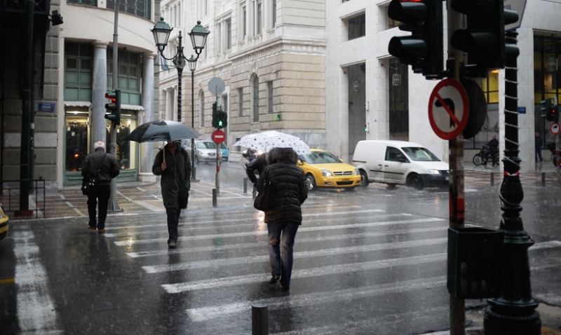 Προβλήματα από τη βροχή στους δρόμους της Αθήνας - Έκλεισε η Πειραιώς - Media