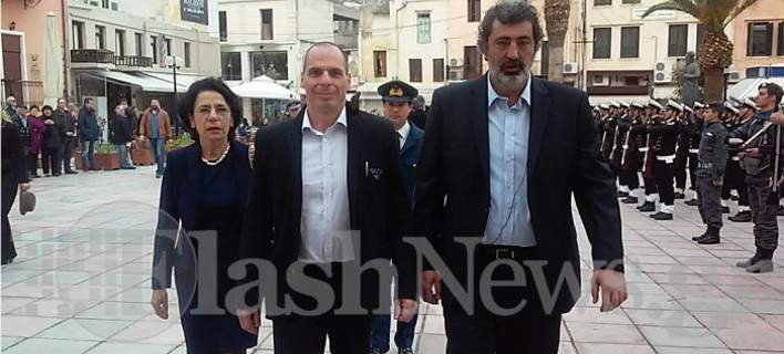 Η «επίσημη» εμφάνιση Βαρουφάκη στα Χανιά για τον εορτασμό της 25ης Μαρτίου (Photos + Video) - Media