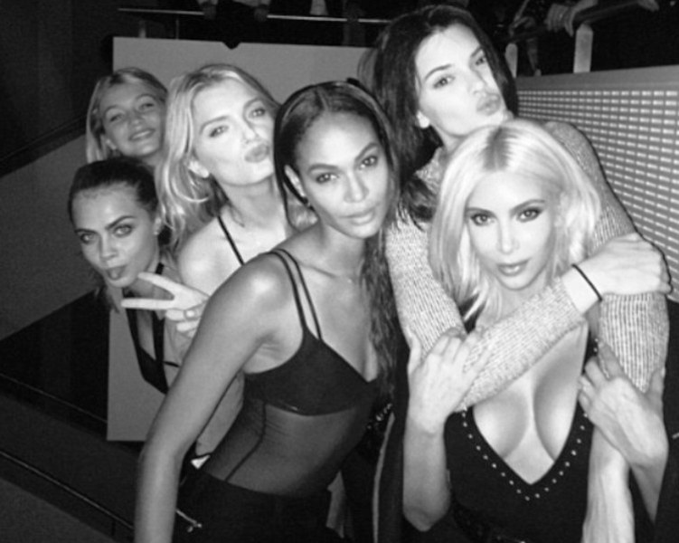 Η Κίμ Καρντάσιαν ξεφαντώνει με την αδερφή της και άλλα μοντέλα (Photos) - Media