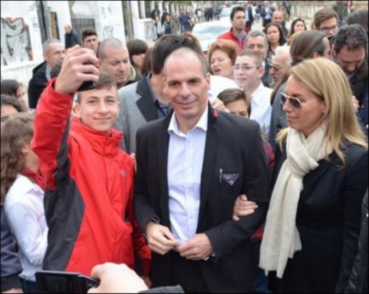 Χαμός στα Χανιά για μια selfie με το Βαρουφάκη- Διάλογοι με νόημα (photos - video) - Media