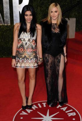 Αγνώριστη η «βασίλισσα της ποπ» (Photo) - Media