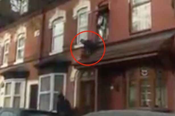 Bρετανία: Κλέφτης πηδάει από το παράθυρο και τον συλλαμβάνει ο …ταχυδρόμος (Video) - Media