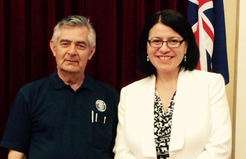 Αυστραλία: Η Βουλή της Βικτώριας τίμησε τον ομογενή που της άλλαζε τα… φώτα - Media