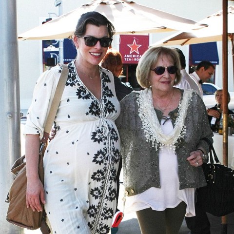 Η έγκυος Μίλα Γιόβοβιτς  έχει τεράστια κοιλιά! (Photos) - Media