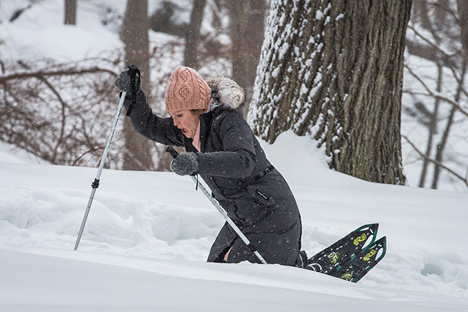 Η Τζούλιαν Μουρ τρώει τούμπα, κάνοντας σκι (Photos)  - Media