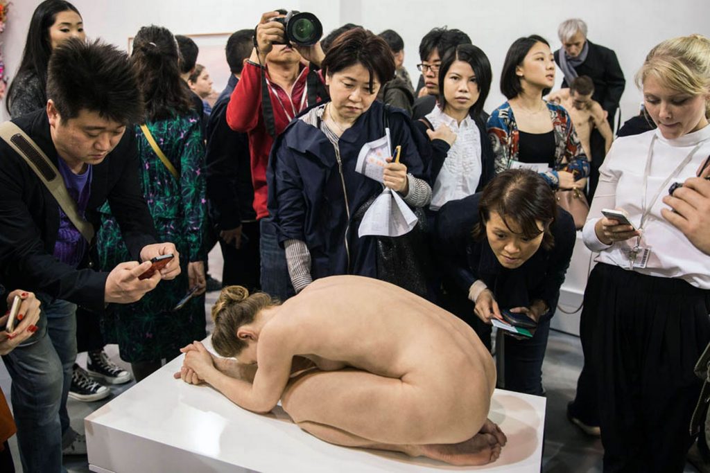 Χονγκ- Κονγκ: Οι Κινέζοι λατρεύουν αυτό το έργο τέχνης- Είναι αληθινή  γυναίκα; - Media