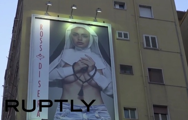 Προκλητική διαφήμιση με γυμνή καλόγρια «αναστατώνει» τη Νάπολη (Video) - Media