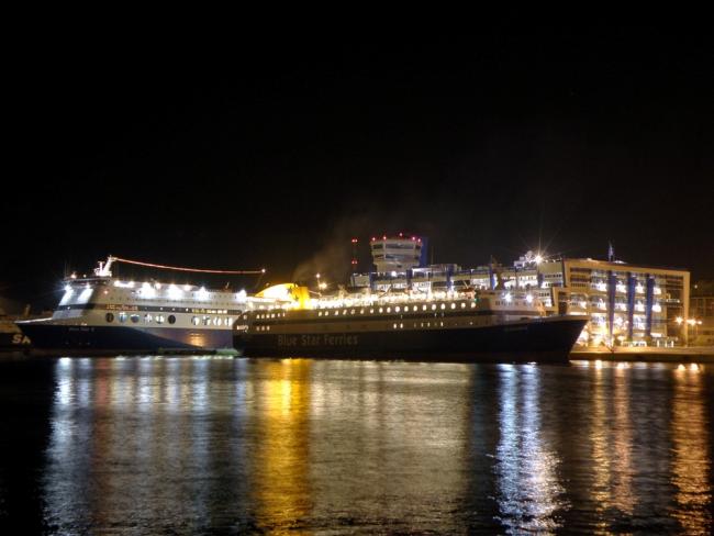 Το «BLUE STAR ΔΙΑΓΟΡΑΣ» το πρώτο πλοίο στο λιμάνι του Πειραιά για το 2015 - Media