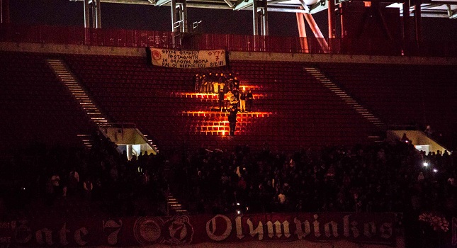 Συγκινητικός ο φόρος τιμής των οπαδών του Ολυμπιακού στα θύματα της Θύρας 7 (Photos) - Media
