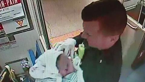 ΗΠΑ: Γέννησε αγοράκι μέσα στο μετρό ανήμερα των Χριστουγέννων - Media