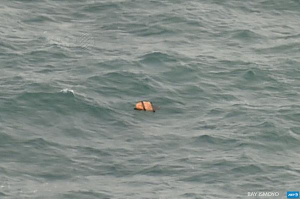 AirAsia: Σοροί και συντρίμμια εντοπίστηκαν στη θάλασσα   - Media