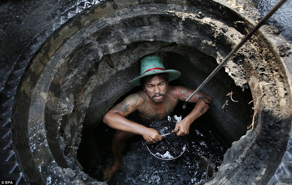 Η αηδιαστικότερη δουλειά του κόσμου – Καθαρίζουν υπονόμους με γυμνά χέρια (photo/video) - Media