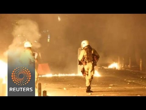 ΕΔΕ για τον ΜΑΤατζή που ξυλοκόπησε διαδηλωτή με χειροπέδες - Media