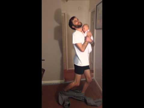 Πώς να ντυθείς χωρίς να αφήσεις το μωρό από τα χέρια σου - Ξεκαρδιστικό video - Media