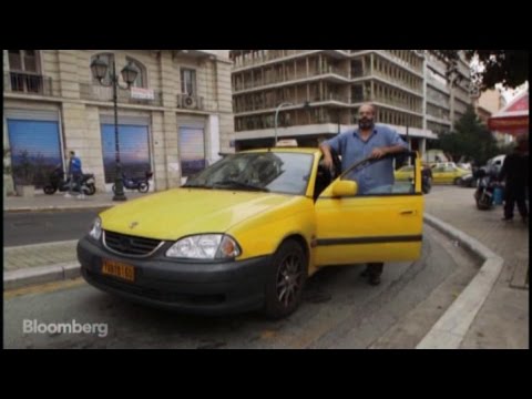 Ταξιτζής ψηφοφόρος του ΚΚΕ ξεναγεί το Bloomberg στην Αθήνα της κρίσης (Video) - Media