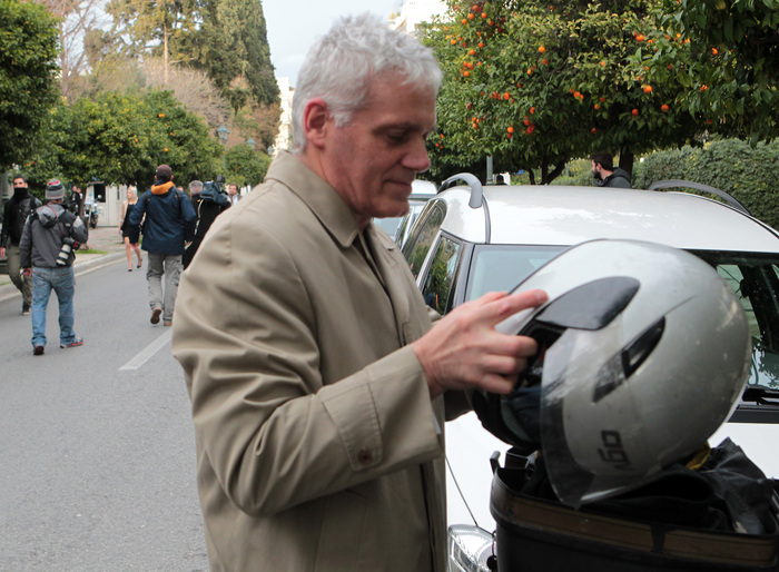 Μέγαρο Μαξίμου: Με μηχανή πήγε ο Τσιρώνης στην ορκωμοσία (Photos) - Media