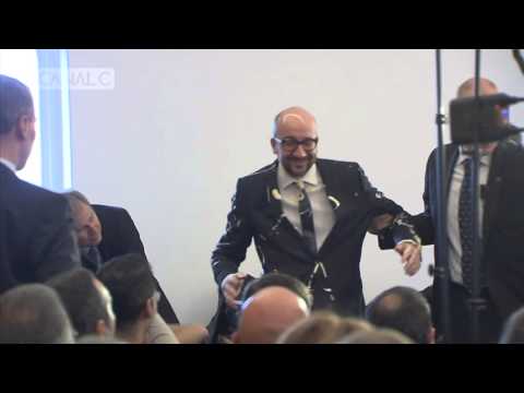Περιέλουσαν τον Βέλγο πρωθυπουργό με μαγιονέζα (Video) - Media