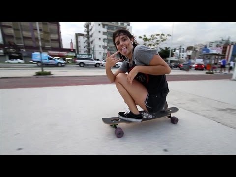 Βραζιλιάνα χορεύει πάνω σε skateboard (Viral Video) - Media