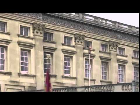 Σάλος στη Βρετανία: Γυμνός άνδρας δραπετεύει από το Μπάκιγχαμ (Video) - Media