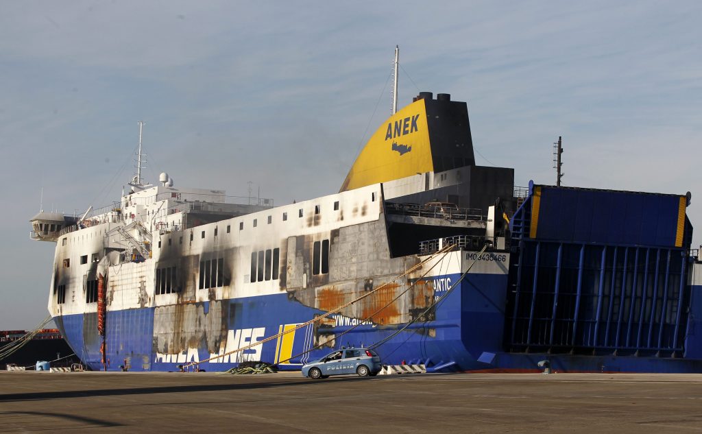 Συνεχίζονται οι έρευνες στο Νοrman Atlantic – Ακόμα καίγεται το γκαράζ - Media