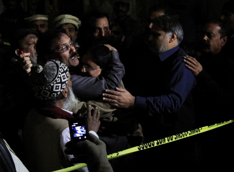 57 άνθρωποι έχασαν τη ζωή τους από σύγκρουση λεωφορείου με βυτιοφόρο στο Πακιστάν - Media