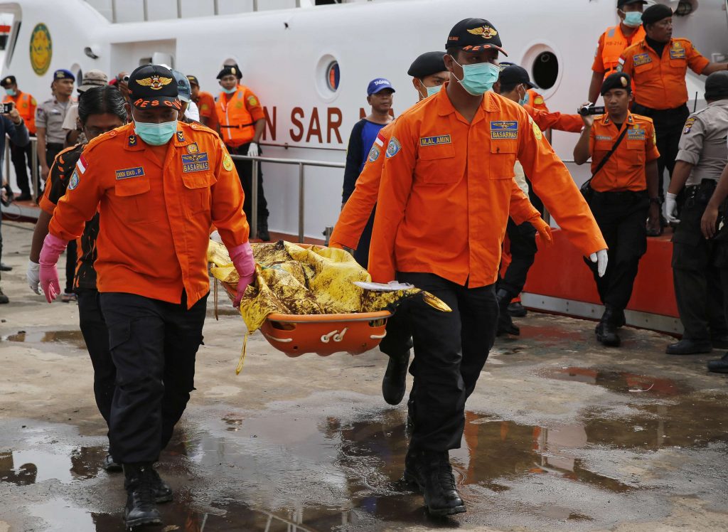 Δύτες ανέσυραν άλλα τέσσερα πτώματα από το αεροσκάφος της AirAsia - Media